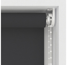 Mörkgrå rullgardin med kedjemekanism i fönsterkarmen.