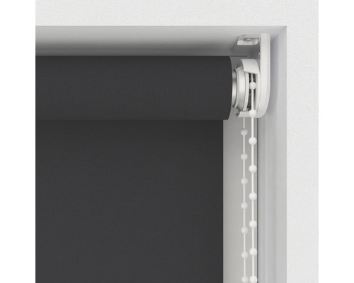 Mörkgrå rullgardin med kedjemekanism i fönsterkarmen.