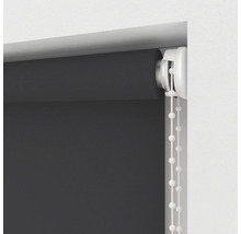 Detaljvy av en grå rullgardin med kedjedrift