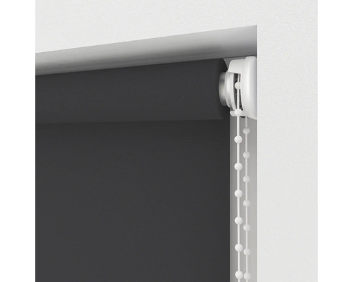 Detaljvy av en grå rullgardin med kedjedrift