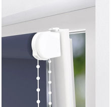 Detaljvy av en rullgardin med kedjetdrag på fönstret