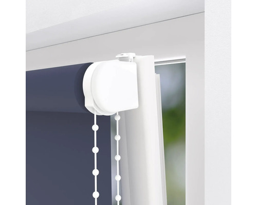 Detaljvy av en rullgardin med kedjetdrag på fönstret