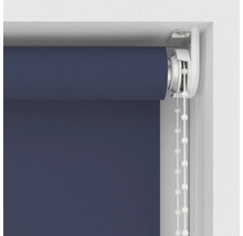 Mörkblå rullgardin med kedjedrag i en fönsterkarm.