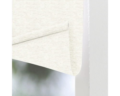 Detaljvy av en beige fönsterjalusi för ljuskontroll och avskildhet