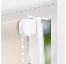 Detaljvy av en rullgardin med kedjedrag vid fönstret