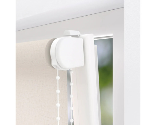 Detaljvy av en rullgardin med kedjedrag vid fönstret