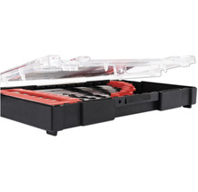 Borrsats med olika borrar i en svart plastlåda med transparent lock.