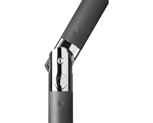 Detaljbild av ett parasollstativ med metalldetaljer