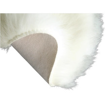 Detaljbild av en matta med konstgjord päls