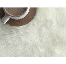 Närbild av en hög luggmatta med en kopp på ett underlägg