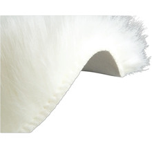 Detaljvy av en vit, hög luggmatta