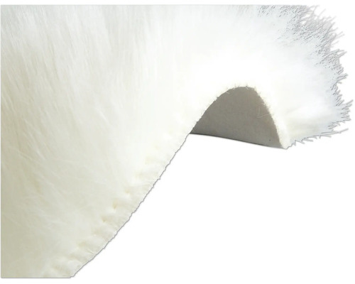 Detaljvy av en vit, hög luggmatta