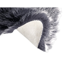 Grå fuskpälskmatta med vikt hörn