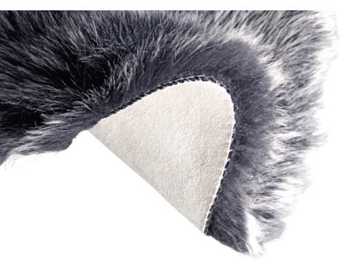 Grå fuskpälskmatta med vikt hörn