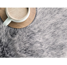 Grå högflorig matta med kopp