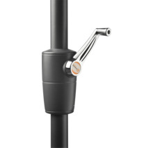 Detaljvy av ett parasoll med vev och Schneider Schirme-logotyp.