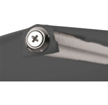 Detaljvy av en möbel med skruv