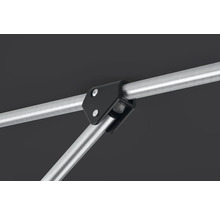 Detaljbild av ett paviljongram med svart anslutningsstycke och silverfärgade stänger