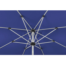 Underifrån av ett öppet parasoll med metallram