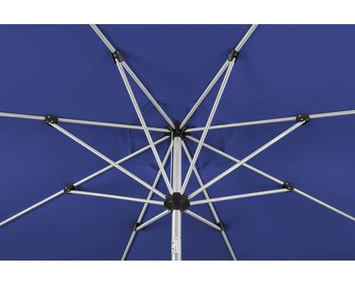 Underifrån av ett öppet parasoll med metallram