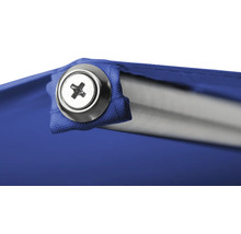 Detalj av en blå presenning med skruv