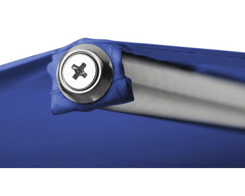 Detalj av en blå presenning med skruv