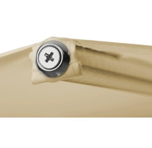 Detaljvy av en beige markis med skruv