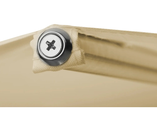 Detaljvy av en beige markis med skruv