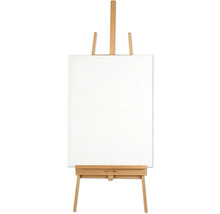 Trästaffli med vit duk