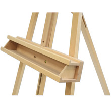 Detaljvy av en trästaffli för konstnärsmaterial