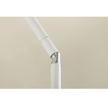 Detaljbild av en vit lamparm med justerbar led.