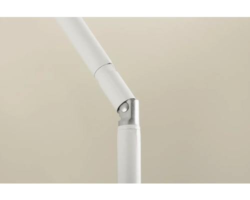 Detaljbild av en vit lamparm med justerbar led.