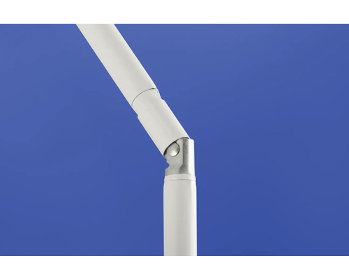 Närbild av en lutningsbar, vit stång med anslutningsstycke