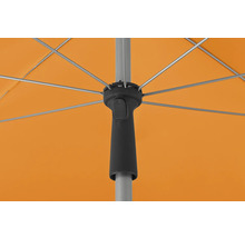 Detaljvy av ett öppet parasoll med ribbor och mekanik