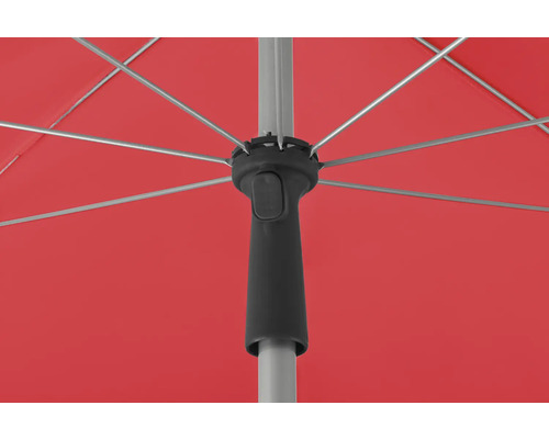 Detaljvy av ett rött parasoll med stativ