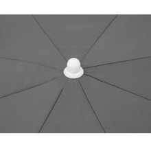 Detalj av ett parasoll med vit spets