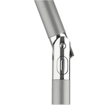 Detaljbild av en silverfärgad lamparm