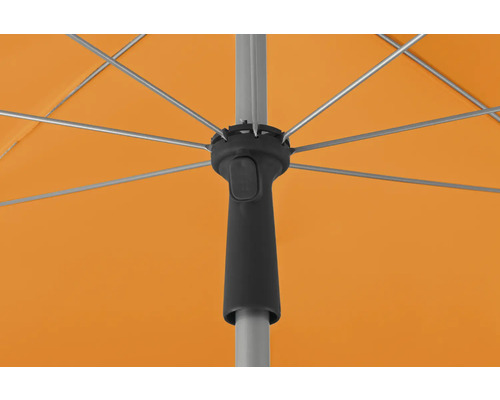 Detaljvy av ett öppet parasoll med metallram