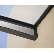 Detalj av en mörk aluminiumram för ett altantak med glaselement på en yttervägg.