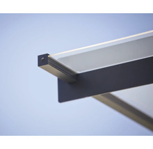 Detalj av ett entrétak med antracitfärgad aluminiumprofil och transparent takskiva av plast.