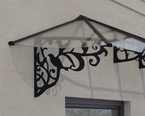 Entrétak med genomskinligt tak och dekorativa svarta väggfästen med fågel- och bladmotiv.