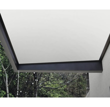 Terrastak med integrerad vattenavrinning vid regn.