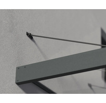Detaljvy av ett modernt entrétak med antracitfärgad metallram och dragstång, monterat på en husvägg.
