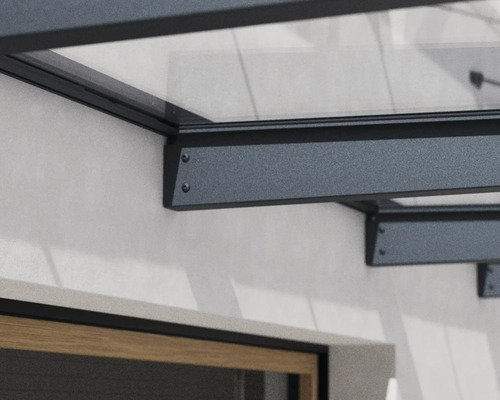 Detalj av väggfästet för ett skärmtak av aluminium och glas.