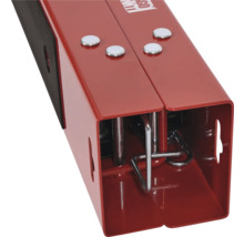 Detaljvy av en röd, justerbar arbetsbänk