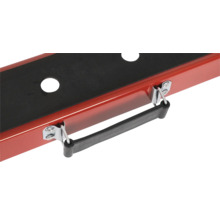 Detaljvy av en röd verktygslåda med svart insats och bärhandtag