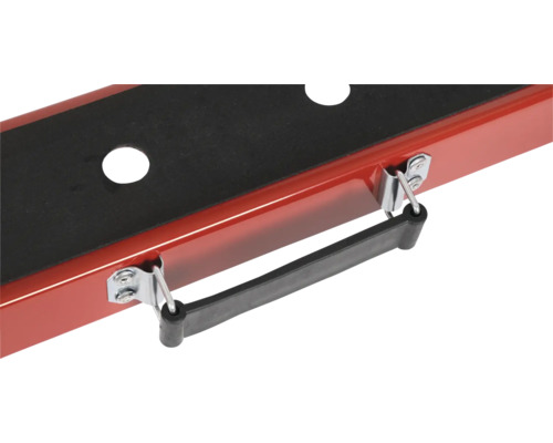 Detaljvy av en röd verktygslåda med svart insats och bärhandtag