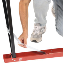 Cargo Point-logotyp och en person som fäster en golvlist