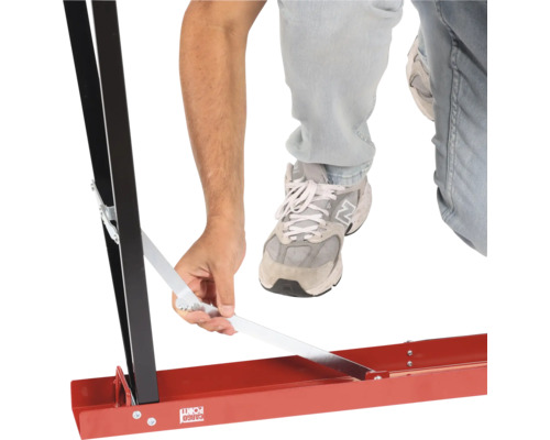 Cargo Point-logotyp och en person som fäster en golvlist