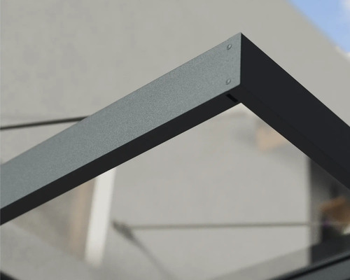 Detalj av ett modernt entrétak med aluminiumram i antracit och genomskinlig glaspanel.